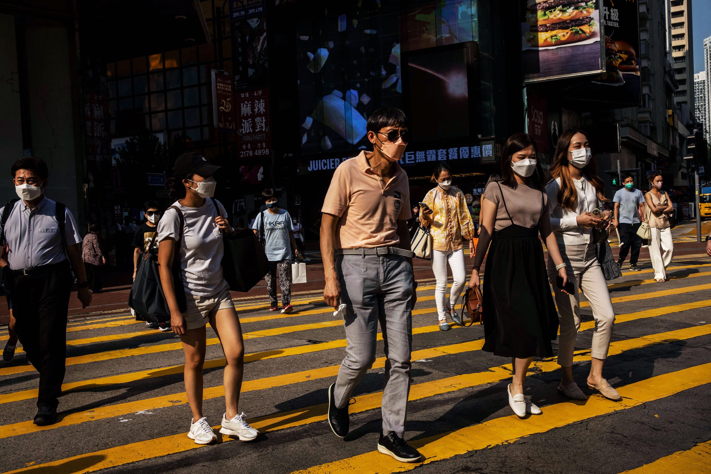 Pessoas na rua em Hong Kong