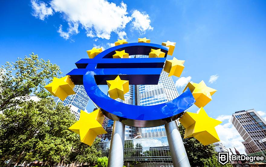 O que é um Fiat em criptomoeda: uma estátua do logotipo do euro perto da sede do Banco Central Europeu.