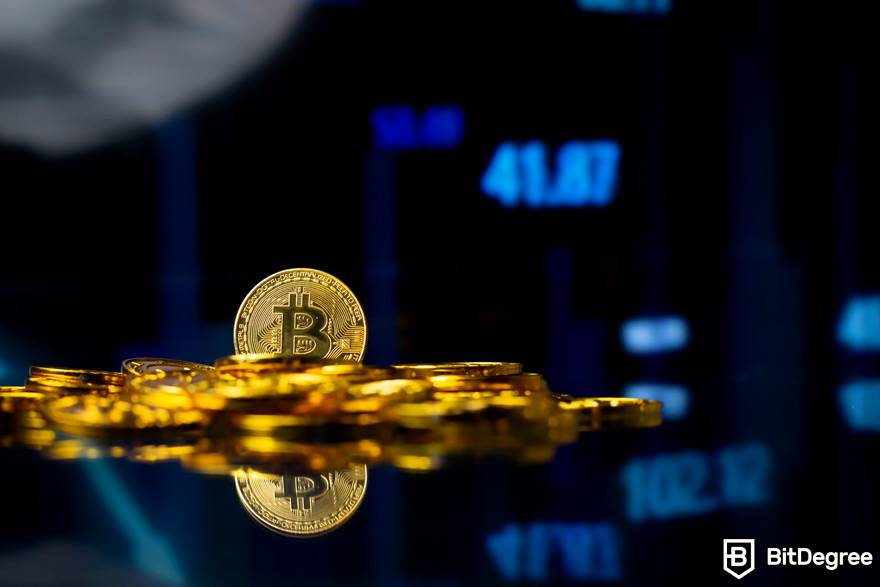 O que é negociação de criptomoedas usando um ombro de crédito: um monte de moedas com uma moeda física de bitcoin colocada no topo.